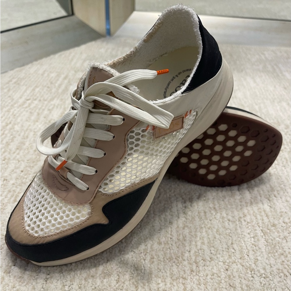 Taos Women’s tennis shoes size 10